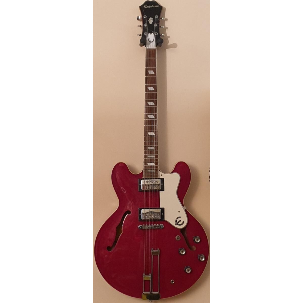 La Epiphone Riviera es una guitarra eléctrica de cuerpo hueco icónica que combina el estilo clásico con un sonido versátil.