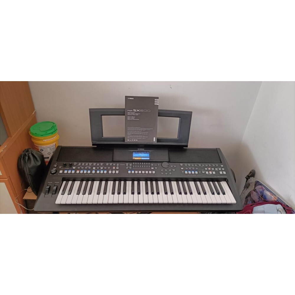 Yamaha PSR SX600 is a versatile digital keyboard that combines cutting-edge technology with intuitive user-friendly features. Wi