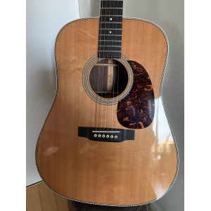 Martin HD38 es una guitarra acústica de primera calidad que combina la artesanía incomparable de Martin con un sonido 