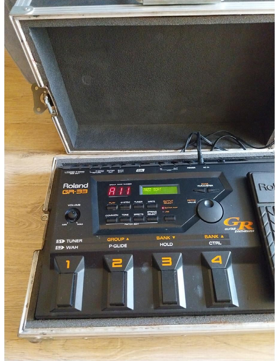 TC-HELICON Harmony-G XT and also ROLAND GR-33