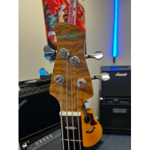 La Yamaha TRB 1004 es un bajo eléctrico de 4 cuerdas de alta calidad. Con su cuerpo de aliso y su mástil de arce, este bajo