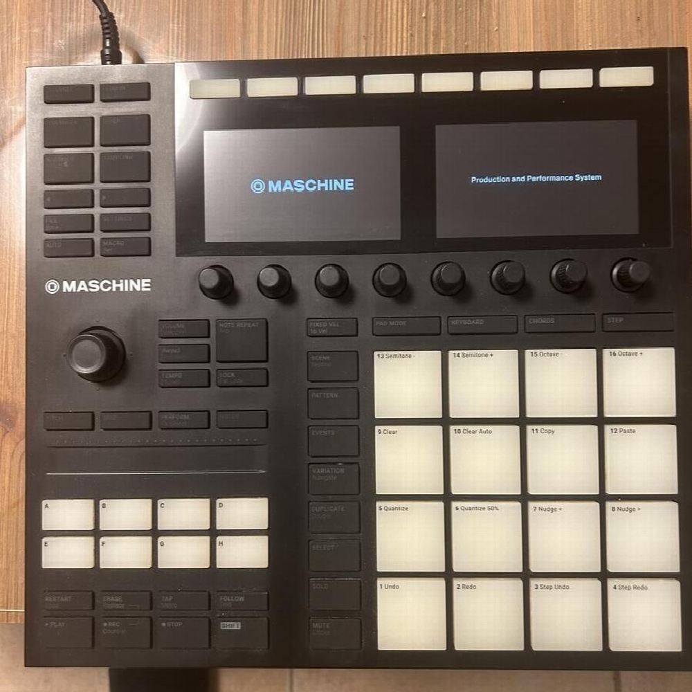 NI Mashine MK3 est un puissant contrôleur de production musicale qui combine un matériel intuitif avec une intégration fluide