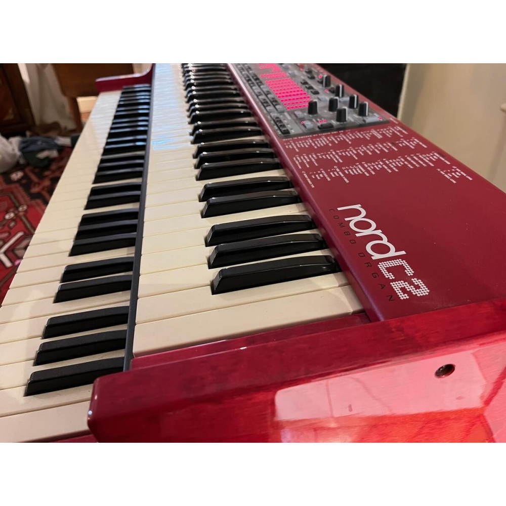 El Nord C2 Combo Organ es un instrumento musical versátil y potente que combina la emulación de un órgano de tubos clásico 