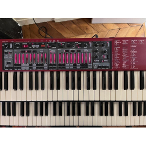 El Nord C2 Combo Organ es un instrumento musical versátil y potente que combina la emulación de un órgano de tubos clásico 