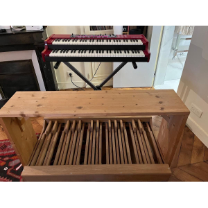 El Nord C2 Combo Organ es un instrumento musical versátil y potente que combina la emulación de un órgano de tubos clásico 