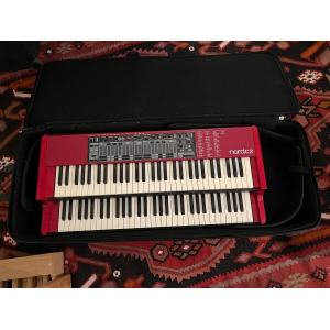 El Nord C2 Combo Organ es un instrumento musical versátil y potente que combina la emulación de un órgano de tubos clásico 