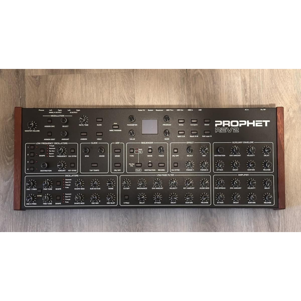 Dave Smith Prophet rev2 es un sintetizador de 8 voces en formato desktop.