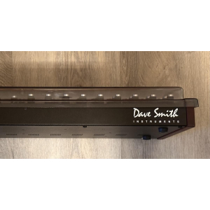 Dave Smith Prophet rev2 es un sintetizador de 8 voces en formato desktop.