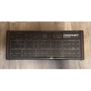 Dave Smith Prophet rev2 es un sintetizador de 8 voces en formato desktop.