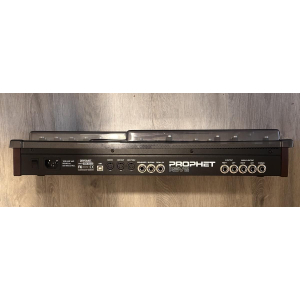 Dave Smith Prophet rev2 es un sintetizador de 8 voces en formato desktop.