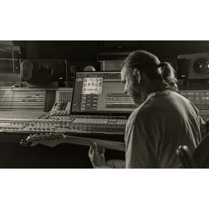 Strymon Deco es un pedal de efectos de doble cinta que ofrece una amplia gama de sonidos de saturación y modulación vintage. 