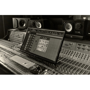 Strymon Deco es un pedal de efectos de doble cinta que ofrece una amplia gama de sonidos de saturación y modulación vintage. 