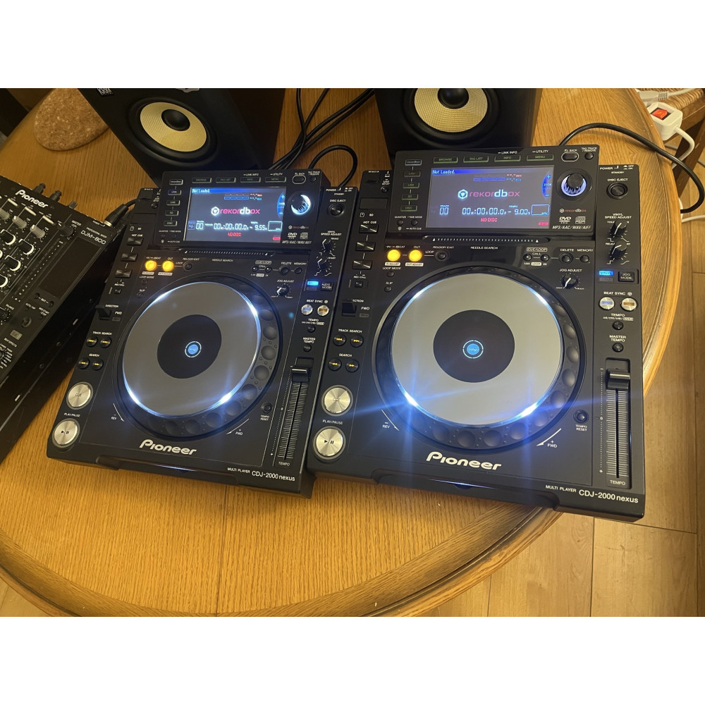 Une paire de CDJ-2000Nexus