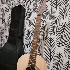Fender Sonoran mini  équipée d'un micro