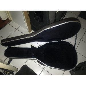Estuche Takamine para guitarra acústica.