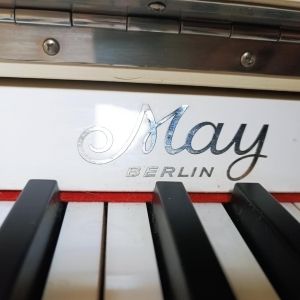 Piano droit May sélection Schimmel Berlin Blanc Brillant + tabouret