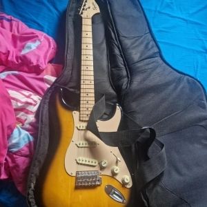 Guitare Squier by Fender + ampli Mars...