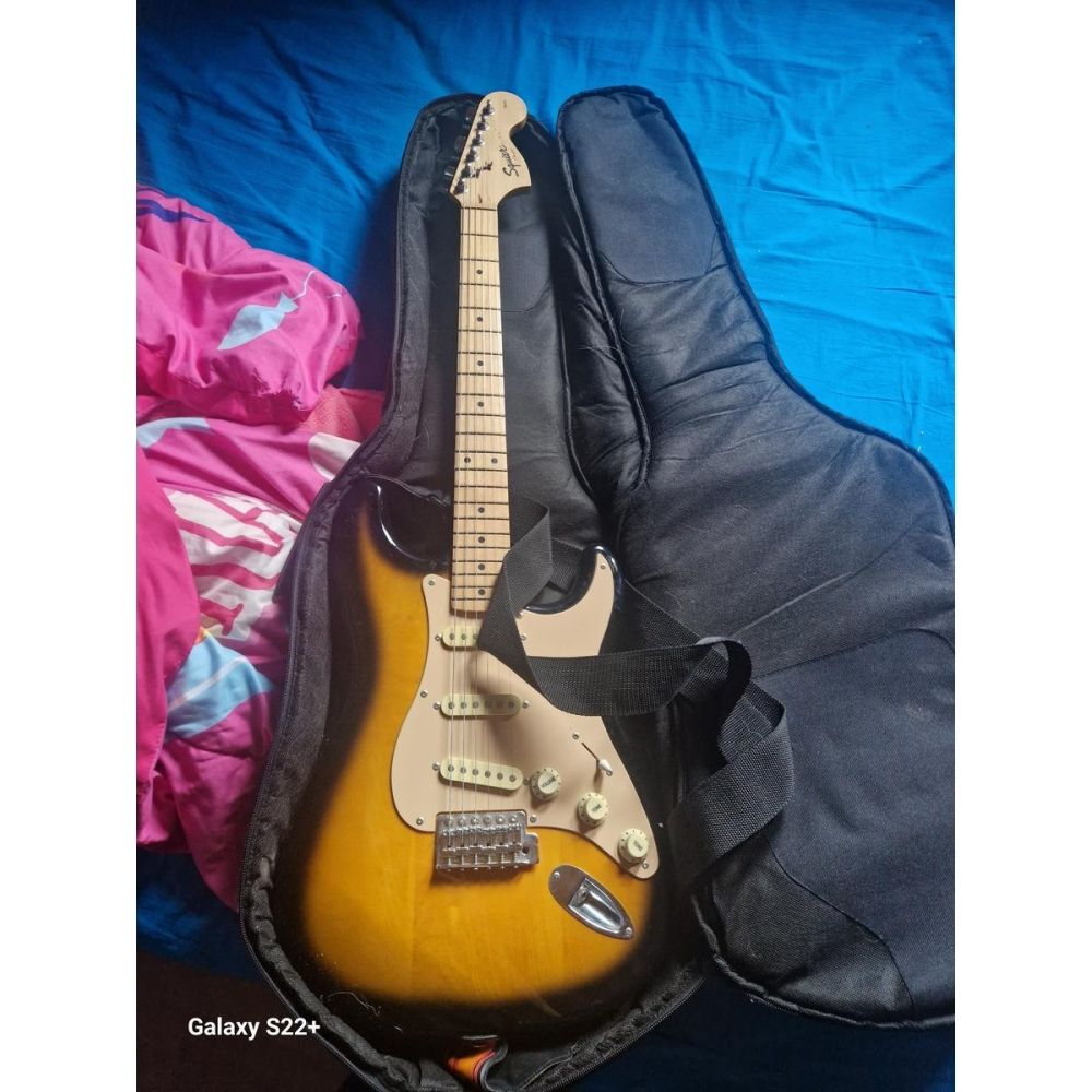 Guitare Squier by Fender + ampli Marshall