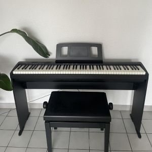 Piano Roland FP10 avec stand, banquet...