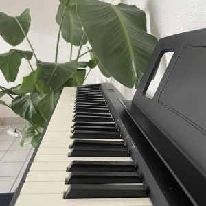 Piano Roland FP10 avec stand, banquette et pédale