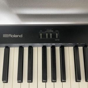 Piano Roland FP10 avec stand, banquette et pédale