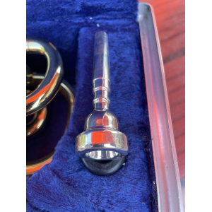 El cornet Amati es un instrumento de viento-metal de alta calidad y prestigio. Fabricado por la reconocida marca Amati, este cor