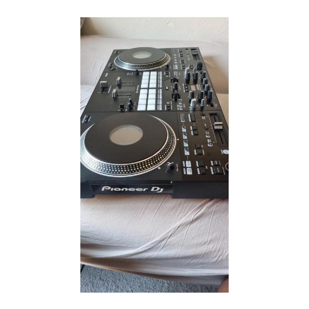 Pioneer DDJ-Rev 7 está diseñado para DJs profesionales que buscan una experiencia de mezcla excepcional. Con su diseño 