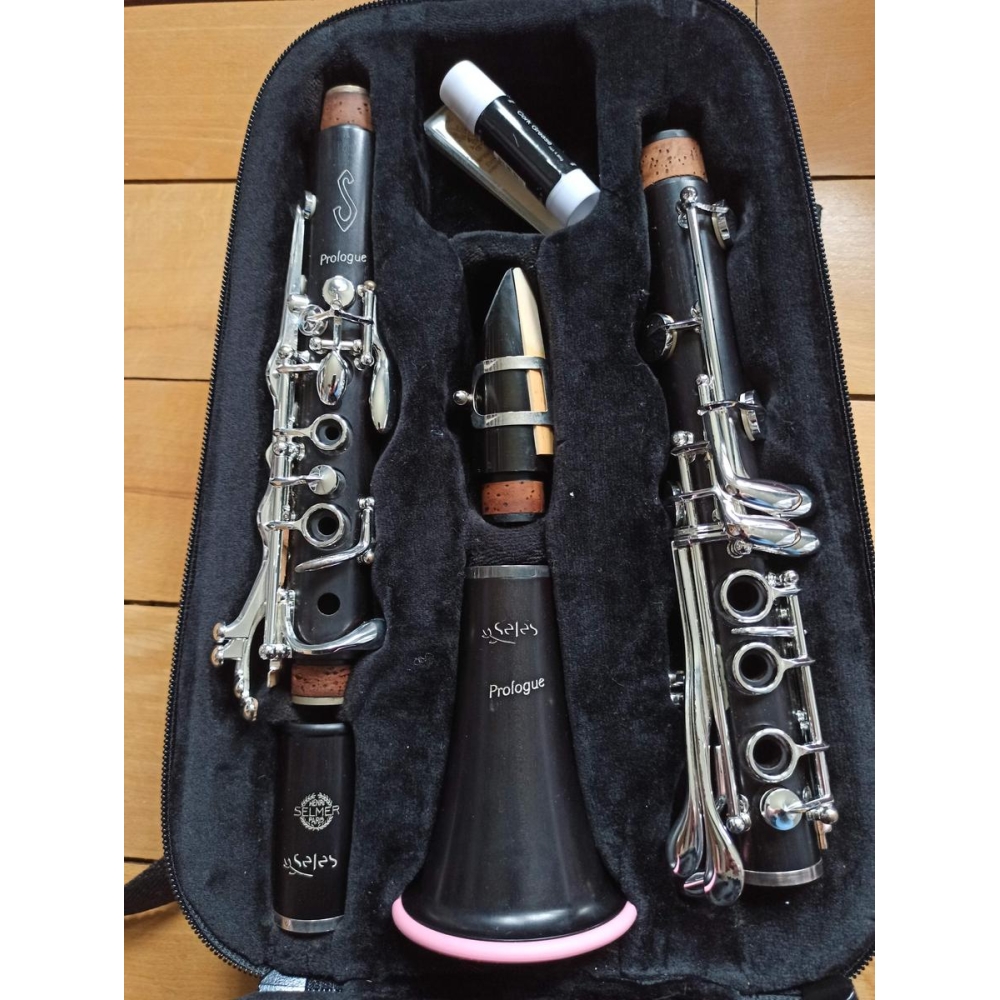 La Clarinete Selmer Prologue es un instrumento de viento-madera de alta calidad que ofrece un sonido cálido y brillante. 