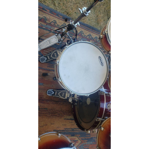 La Tama Starclassic Performer es una línea de baterías profesionales de alta calidad diseñada para músicos exigentes. Con un