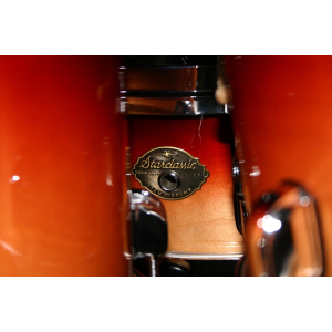 La Tama Starclassic Performer es una línea de baterías profesionales de alta calidad diseñada para músicos exigentes. Con un