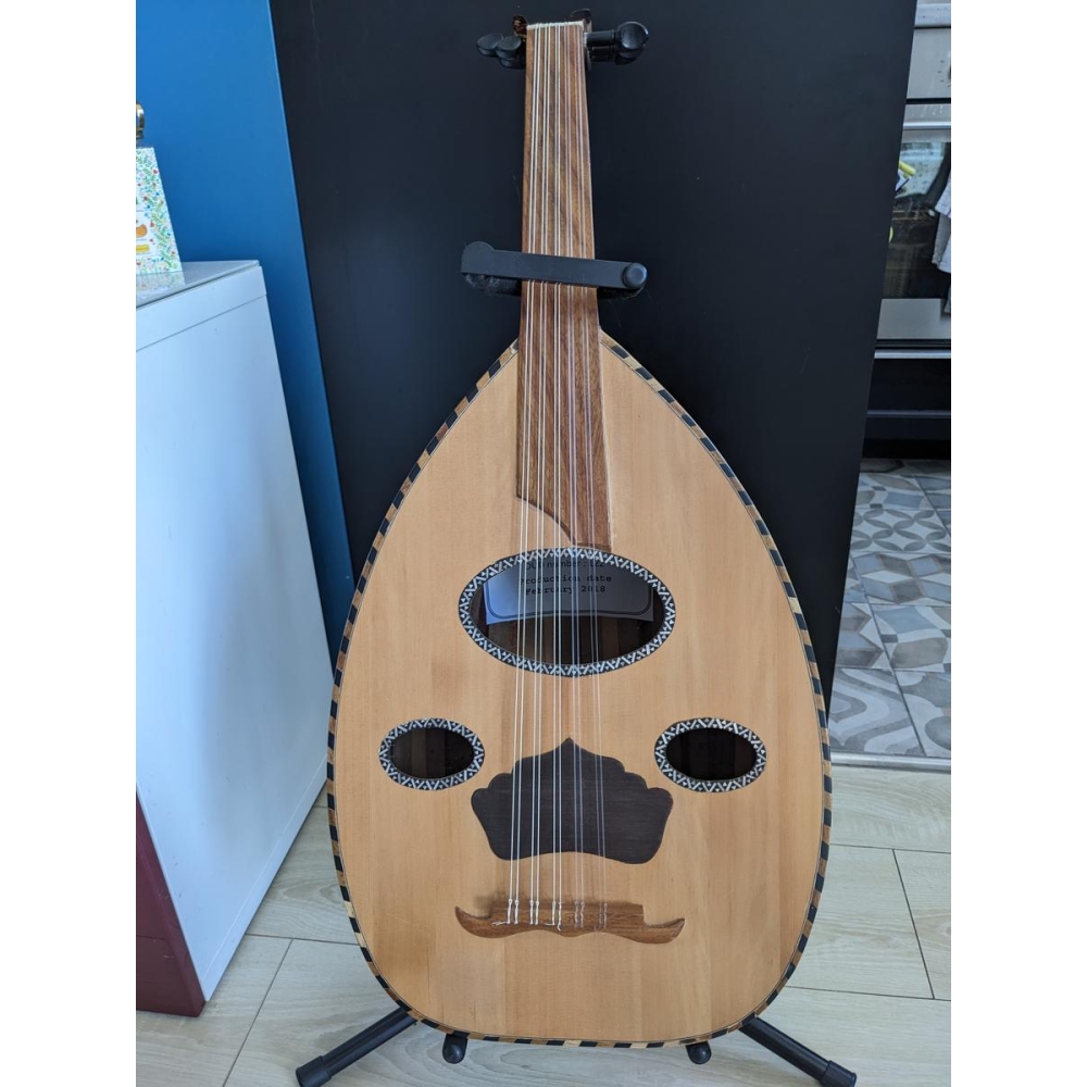 Instrumento de cuerda árabe / Oud