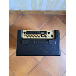 Guitarra electroacústica y amplificador