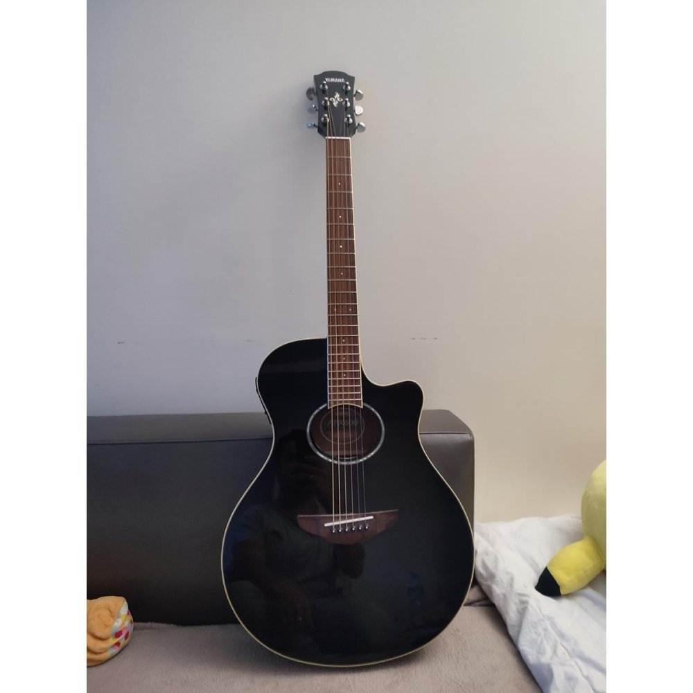 La guitarra Yamaha APX 600 es la elección perfecta para aquellos músicos que buscan un instrumento versátil y de alta 