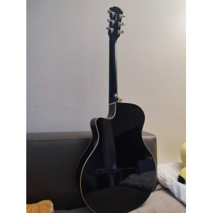 La guitarra Yamaha APX 600 es la elección perfecta para aquellos músicos que buscan un instrumento versátil y de alta 