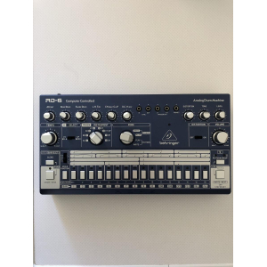 Behringer RD-6 es una caja de ritmos analógica que ofrece el sonido clásico de la legendaria caja de ritmos Roland TR-606. Con