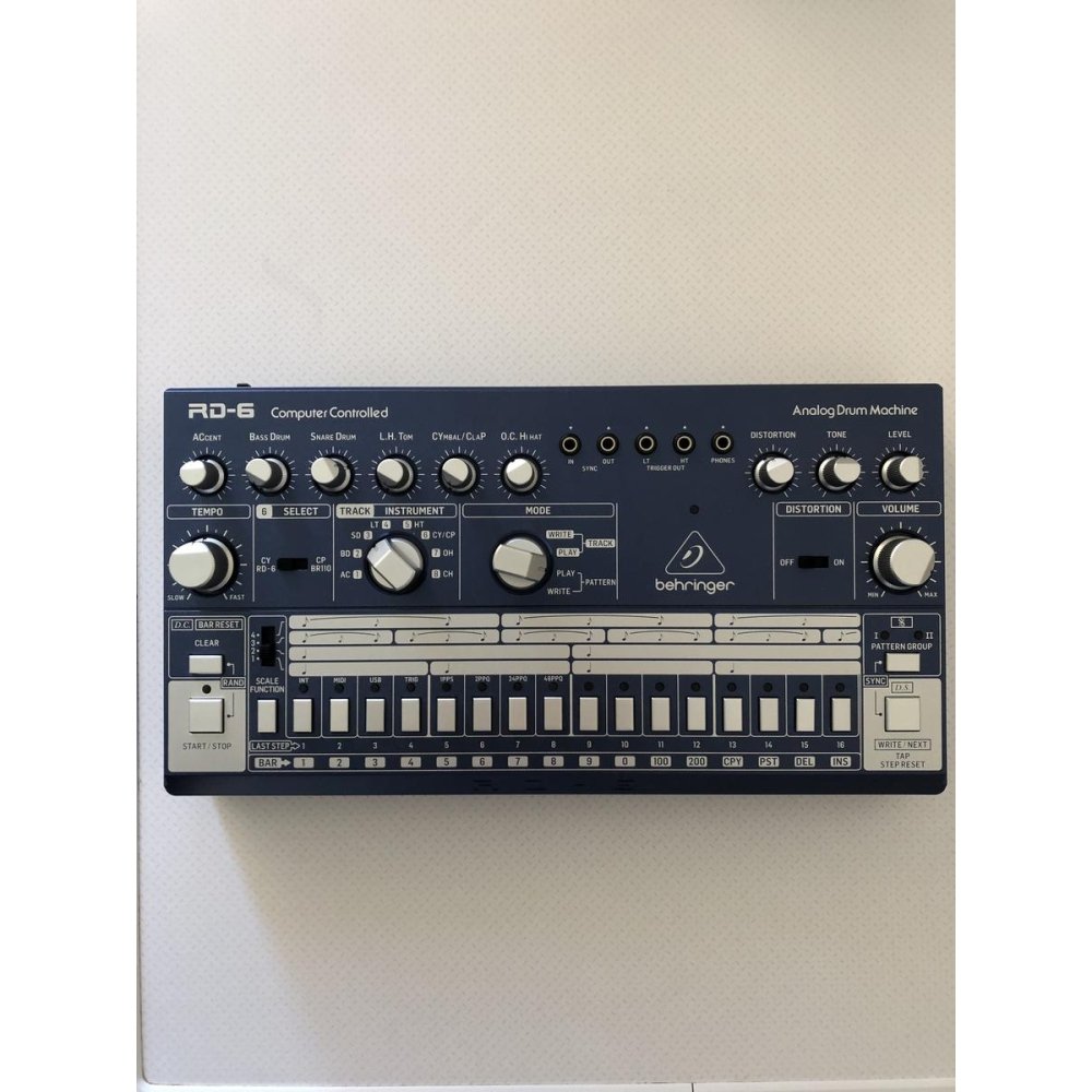 Behringer RD-6 est une boîte à rythmes analogique inspirée du célèbre TR-606. Cette machine procure une sonorité vintage 