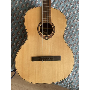 Lâg Occitania es una guitarra clásica excepcional que combina la rica tradición de la construcción de guitarras y un enfoque