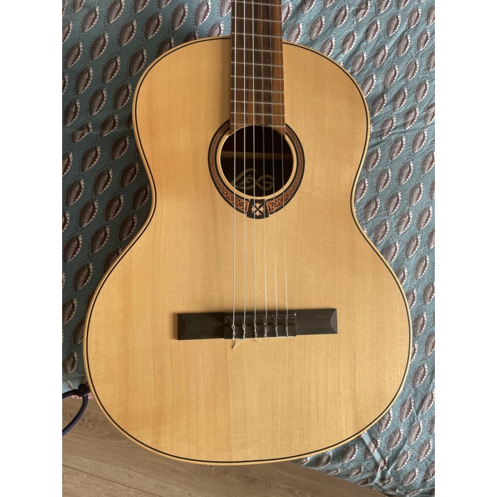 Lâg Occitania es una guitarra clásica excepcional que combina la rica tradición de la construcción de guitarras y un enfoque