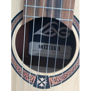 Lâg Occitania es una guitarra clásica excepcional que combina la rica tradición de la construcción de guitarras y un enfoque
