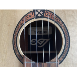 Lâg Occitania es una guitarra clásica excepcional que combina la rica tradición de la construcción de guitarras y un enfoque