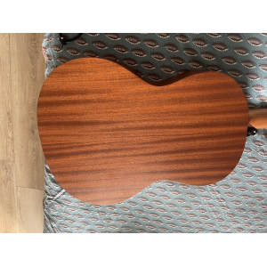 Lâg Occitania es una guitarra clásica excepcional que combina la rica tradición de la construcción de guitarras y un enfoque