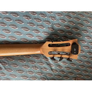 Lâg Occitania es una guitarra clásica excepcional que combina la rica tradición de la construcción de guitarras y un enfoque