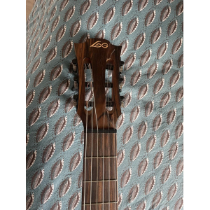 Lâg Occitania es una guitarra clásica excepcional que combina la rica tradición de la construcción de guitarras y un enfoque