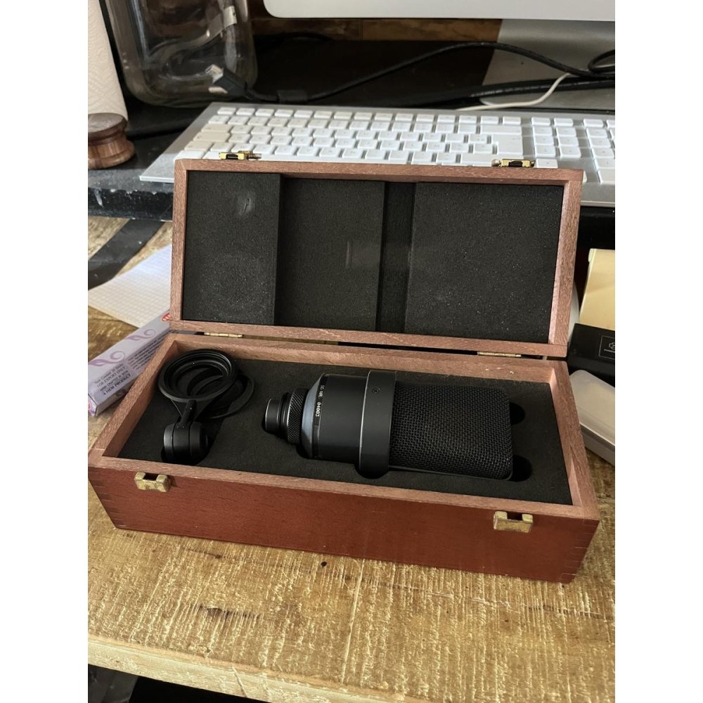 Neumann TLM103 es un micrófono de condensador de estudio diseñado para capturar audio con una claridad excepcional. Desde su 
