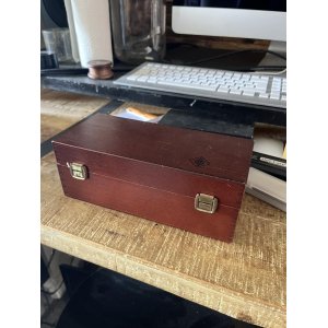 Neumann TLM103 es un micrófono de condensador de estudio diseñado para capturar audio con una claridad excepcional. Desde su 