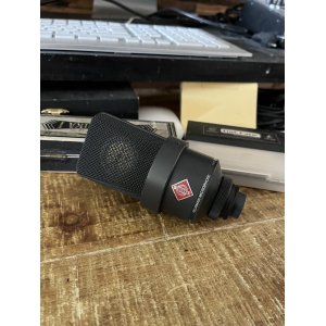 Neumann TLM103 es un micrófono de condensador de estudio diseñado para capturar audio con una claridad excepcional. Desde su 