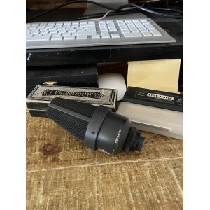 Neumann TLM103 es un micrófono de condensador de estudio diseñado para capturar audio con una claridad excepcional. Desde su 