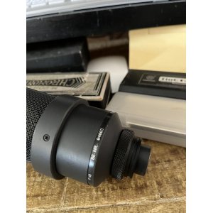 Neumann TLM103 es un micrófono de condensador de estudio diseñado para capturar audio con una claridad excepcional. Desde su 