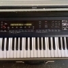 Roland D50 es un icónico sintetizador de la década de 1980 que continúa siendo apreciado por su sonido único y su 