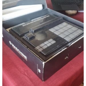 Maschine MK3 + Komplete Select 11 + Desksaver + Script Ableton + extensiones a elegir
